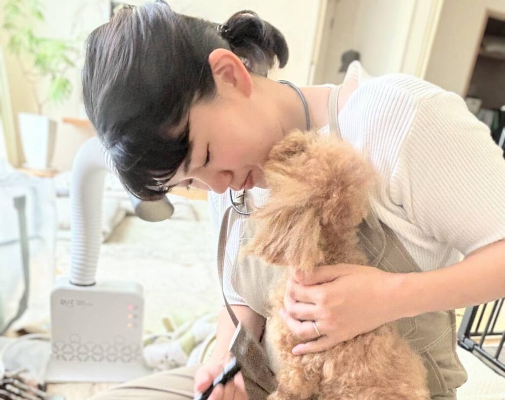 Marina 橋本のトリミングしている様子
